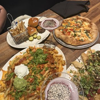Yard House - Poke Nachos Chicken Nachos Classic Sliders Margherita Pizza - New American Near Me - Northridge, California Yard House - Poke Nachos Chicken Nachos Classic Sliders Margherita Pizza - New American Near Me - Northridge, California