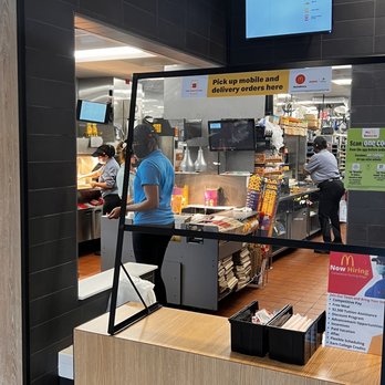 McDonald's - The staff works without gloves and hats on their heads. - Fast Food Near Me - North Miami, Florida