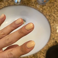 Queen Nails & Spa - Chipped on day 2 because on improper top Coat quality and application.