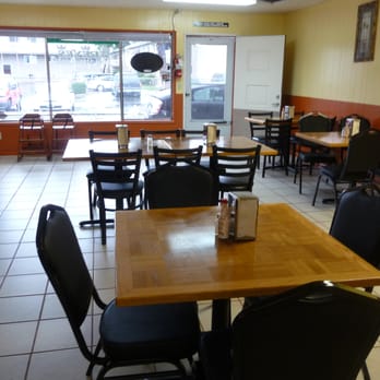 Tres Reyes - a restaurant with tables and chairs - Mexican Near Me - Portland, Oregon