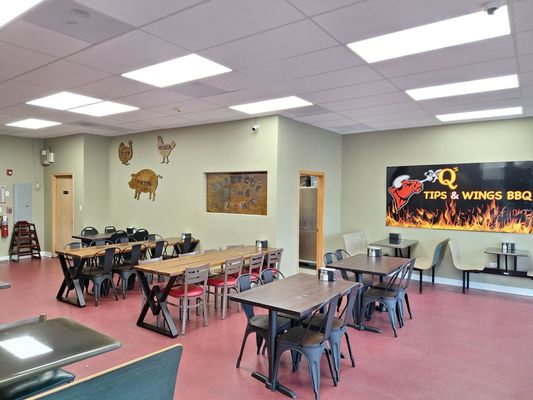 QS TIPS AND WINGS BBQ by null