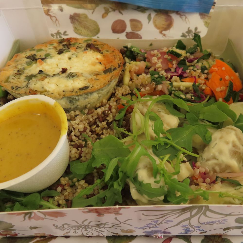 Buckingham Palace - Vegetarian meal at the backyard cafe. - Landmarks & Historical Buildings Near Me - London, XGL