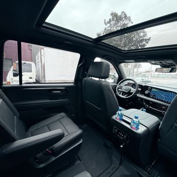 KD limo - Luxury SUV interior - Limos Near Me KD limo - Luxury SUV interior - Limos Near Me