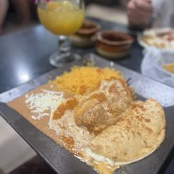 La Lobera Mexican Resteraunt - Chili relleno and cheese quesadilla
