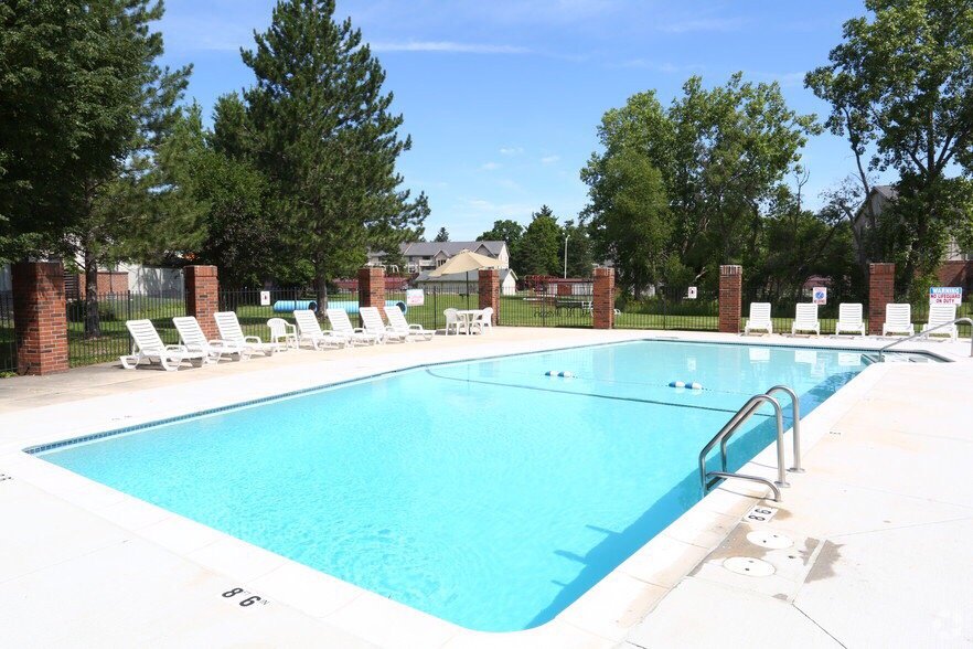 WOODBRIDGE MANOR Updated September 2024 517 E Edgewood Blvd