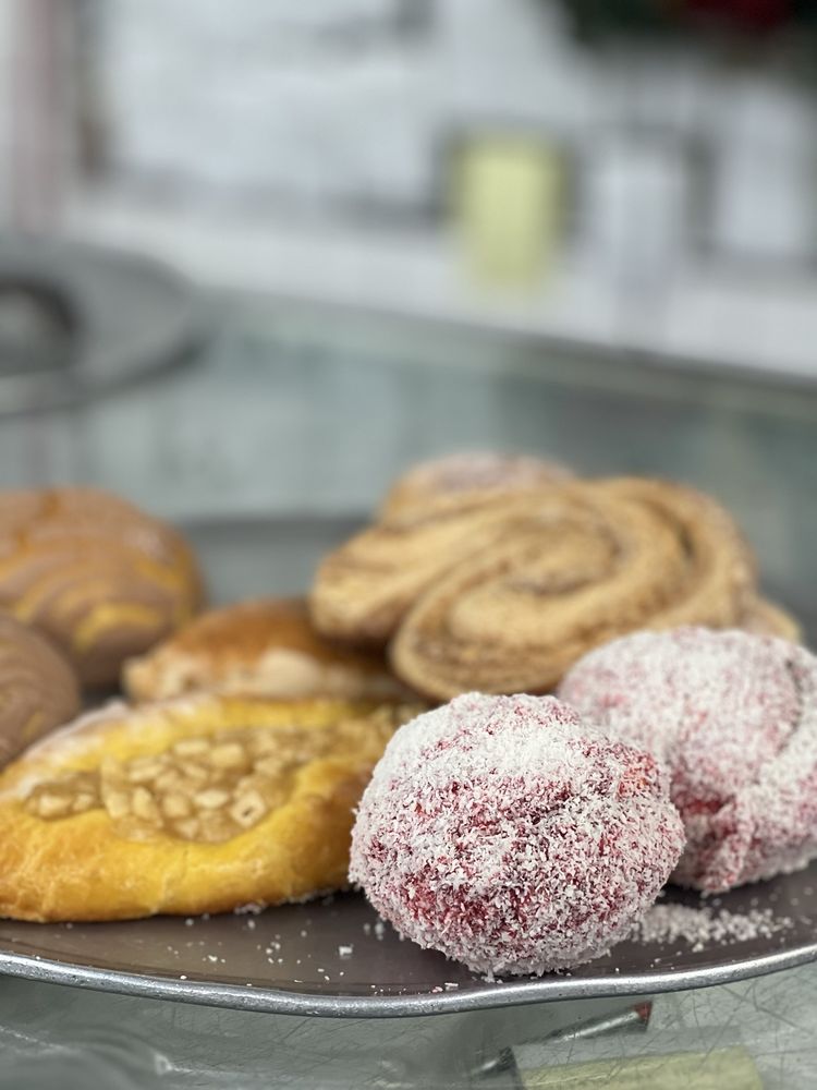 La Perla Bakery