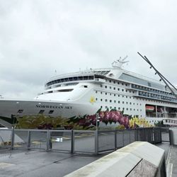 Hamburg Cruise Center Hafencity - The Norwegian Sky is small... but mighty