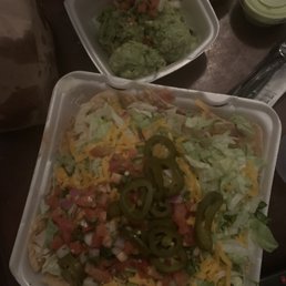 Chicken nachos & Side Guacamole Chicken nachos & Side Guacamole