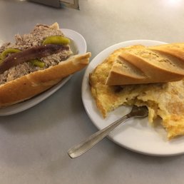 Completo 2.90 euros, tortilla 2.50 euros Completo 2.90 euros, tortilla 2.50 euros