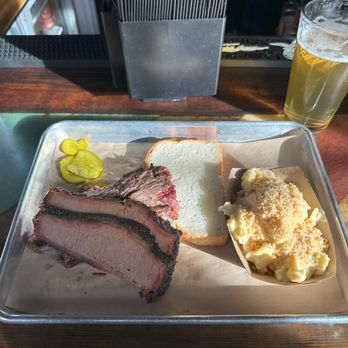 Soulbelly BBQ - one meat combo: brisket, mac&cheese, white bread, pickle - Barbeque Near Me - Las Vegas, Nevada