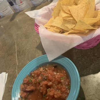 Iguana Mexican Grill - Chips and salsa - Mexican Near Me - Oklahoma City, Oklahoma