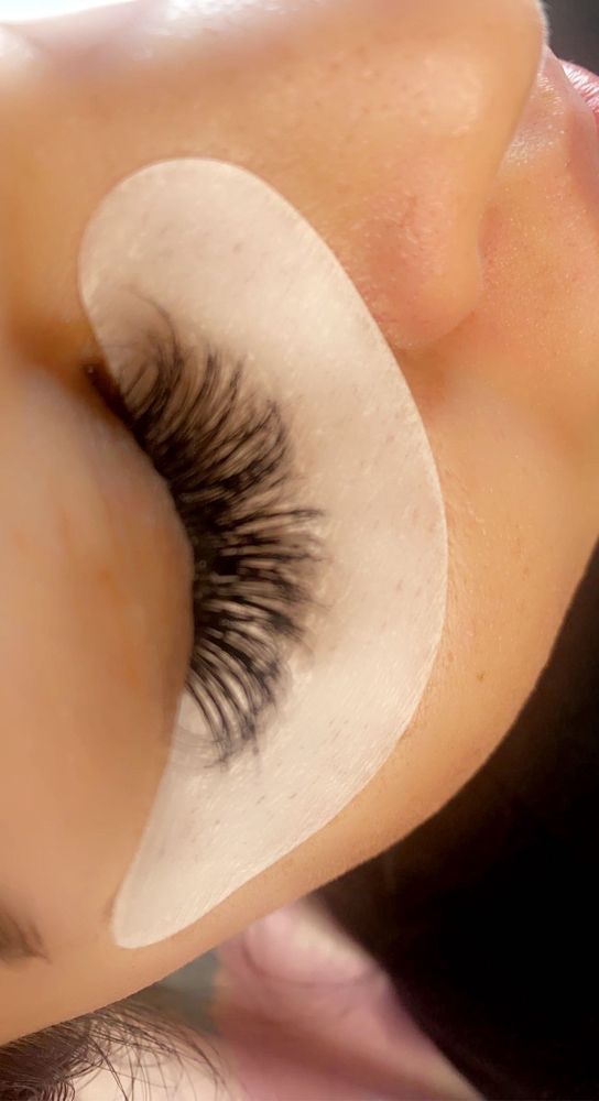 Lashes by Lina Logo