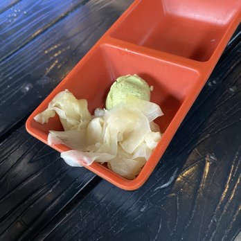 Sweet Fish Sushi Bar - This tray was presented to me just as shown - ginger hanging over sloppily, dried out on top, stray smears of wasabi. - Sushi Bars Near Me - Playa Vista, California