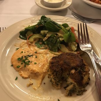 Sardi's - Jumbo lump crabcake served with smoked tomato piquillo aioli & baby spinach, cucumber, red pepper, carrot salad with an Asian vinaigrette - American Near Me - New York, New York