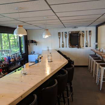 Besse's On Clear Lake - long bar with chairs - Breakfast & Brunch Near Me - Tomahawk, Wisconsin Besse's On Clear Lake - long bar with chairs - Breakfast & Brunch Near Me - Tomahawk, Wisconsin