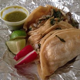 Pollo tacos con salsa verde, muy rico! Pollo tacos con salsa verde, muy rico!