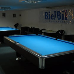 BielBil - Główna sala ze stołami bilardowymi.