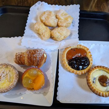 Bar Andreotti - Andreotti 01/15/2020: Ricotta Chestnut Tart, Apricot + Amarena Cherry Tart, Fruit Tart,Torta della Nonna, Crème Aragosta, Castagnol - Coffee & Tea Near Me - Rome, RM