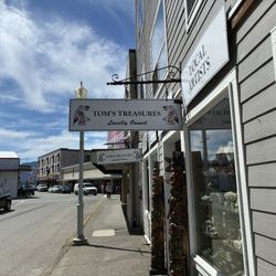 Tom's Treasures - Outside the store