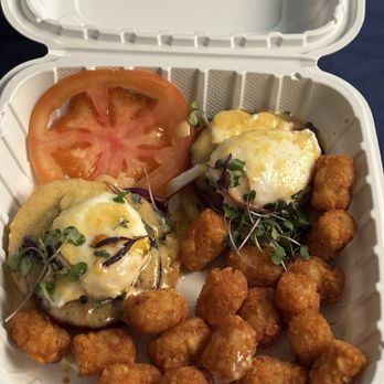 Jinky’s Cafe - Classic Benedict + Tater Tots - Breakfast & Brunch Near Me - Los Angeles, California