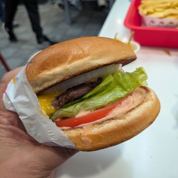 In-N-Out Burger - Cheeseburger, everything on it - Fast Food Near Me - Millbrae, California In-N-Out Burger - Cheeseburger, everything on it - Fast Food Near Me - Millbrae, California