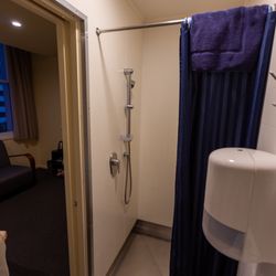 YHA - Queen Private Ensuite room.