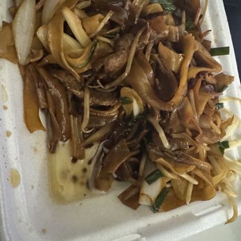 DK Noodle Vietnamese Cuisine - No flavor, no salt, old flat hard noodle, puddle of greasy oil. - Vietnamese Near Me - Modesto, California