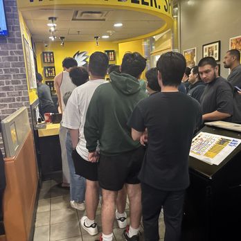 Buffalo Wild Wings - Online order area vs dining About 10:40p half these customers ended up canceling their order. - American Near Me - Buena Park, California