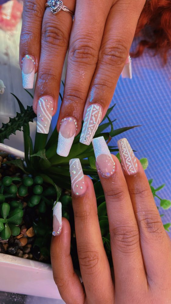 Sara Nail Logo
