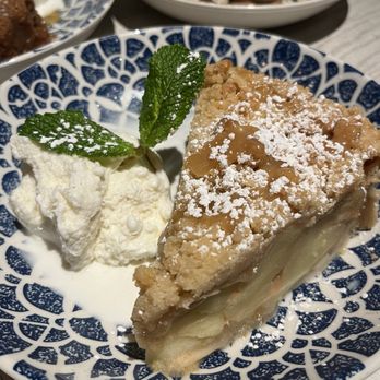 The Hampton Social - River North - Apple Crumble - Seafood Near Me - Chicago, Illinois The Hampton Social - River North - Apple Crumble - Seafood Near Me - Chicago, Illinois