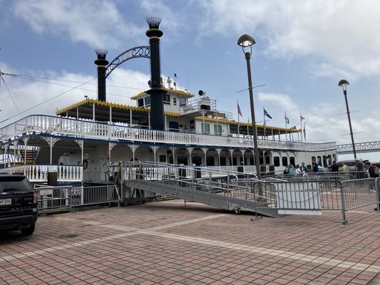 Paddlewheeler Creole Queen by null