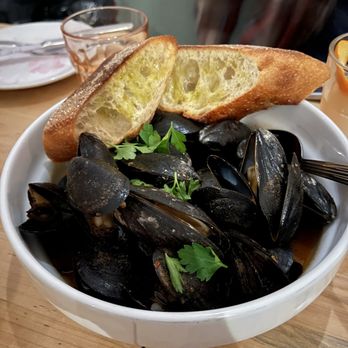 Juliet - Mussels with arrabbiata sauce - Cafes Near Me - Somerville, Massachusetts Juliet - Mussels with arrabbiata sauce - Cafes Near Me - Somerville, Massachusetts