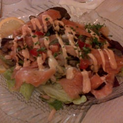 A Table - Entrée menu 15€: Salade de saumon, moules, crevettes