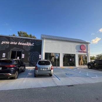 Fresh Kitchen - the outside of a restaurant - New American Near Me - Lakeland, Florida