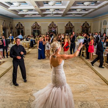 Five-O DJ Entertainment - Getting ready for bouquet toss! - DJs Near Me - Schaumburg, Illinois