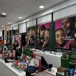 Ulta Beauty - 6:35pm Tuesday night Waiting in line Only one person up front & she's waiting on the person picking up an order.