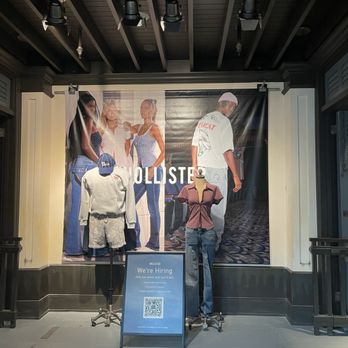 Hollister - Men's Clothing Near Me - Hicksville, New York