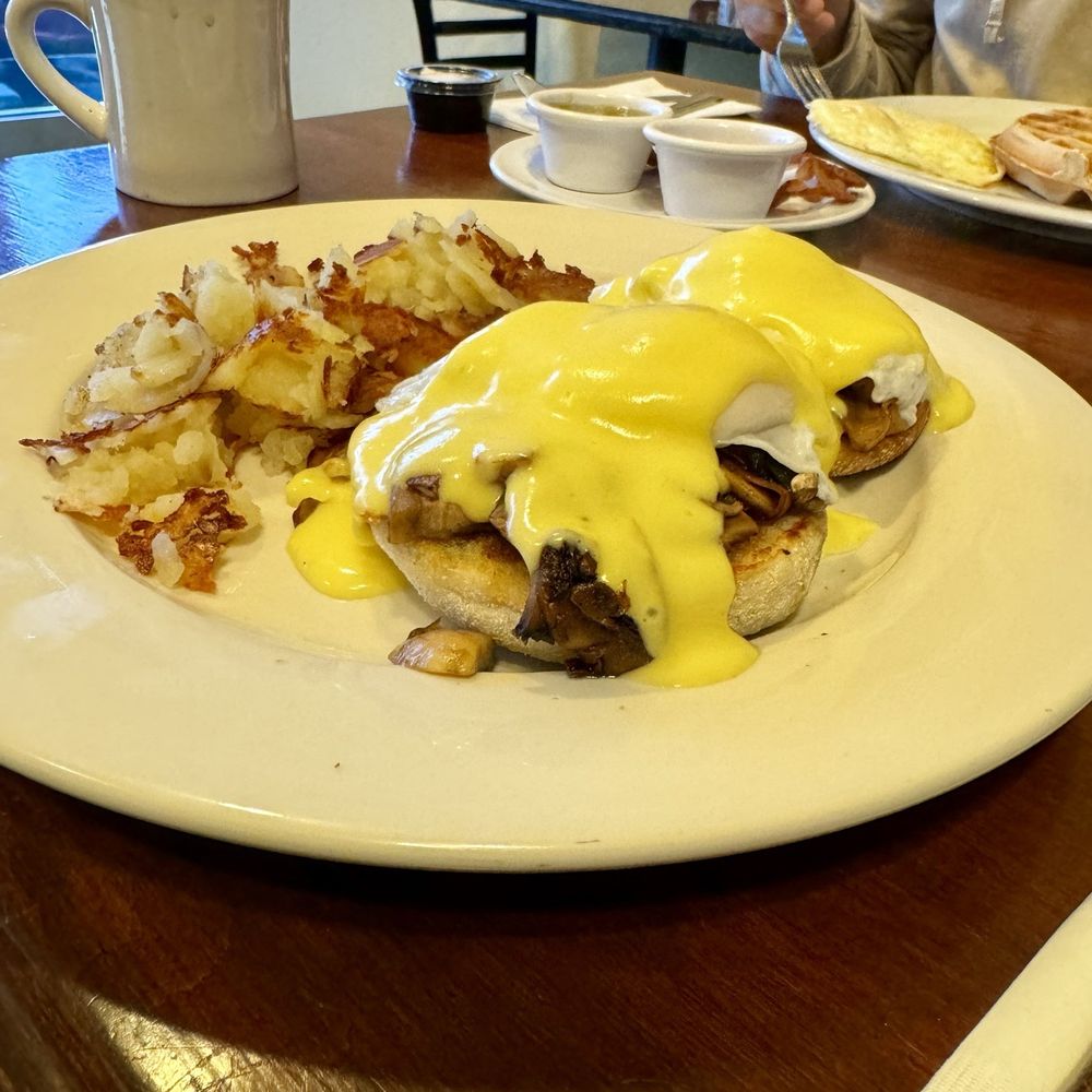 Joe's Diner House - Mushroom Benedict with Homestyle Potatoes - Breakfast & Brunch Near Me - Los Angeles, California Joe's Diner House - Mushroom Benedict with Homestyle Potatoes - Breakfast & Brunch Near Me - Los Angeles, California