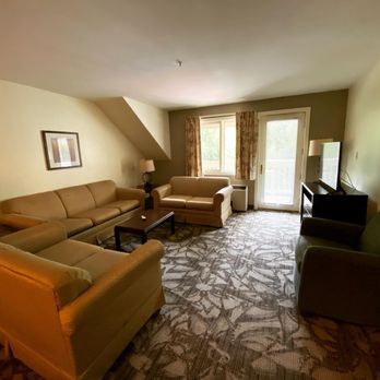 Grand Summit Hotel At Attitash - Living room - Hotels Near Me - Bartlett, New Hampshire Grand Summit Hotel At Attitash - Living room - Hotels Near Me - Bartlett, New Hampshire
