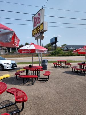 Lou's Drive-In by null