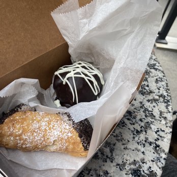 Mike's Pastry - Oreo Cannoli and a Boston Creme Puff - Bakeries Near Me - Boston, Massachusetts Mike's Pastry - Oreo Cannoli and a Boston Creme Puff - Bakeries Near Me - Boston, Massachusetts
