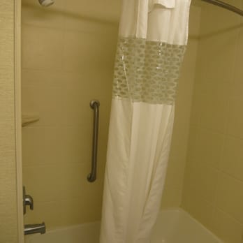 Hampton Inn Milford - Shower for non-handicap room - Hotels Near Me - Milford, Delaware Hampton Inn Milford - Shower for non-handicap room - Hotels Near Me - Milford, Delaware