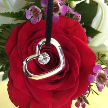 Florist Atlanta - Heartstrings Bouquet. Close-up of enclosed silver-plated heart pendant with 1-carat SWAROVSKI® ELEMENTS crystal. Photo by Vyvy. - Florists Near Me - Atlanta, Georgia
