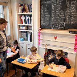 Manor Montessori School - Manor Montessori students in French class