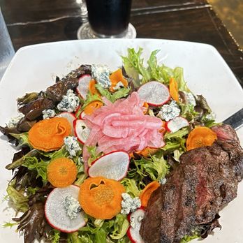 Harbord House - Steak salad with blue cheese - Pubs Near Me - Toronto, Ontario Harbord House - Steak salad with blue cheese - Pubs Near Me - Toronto, Ontario