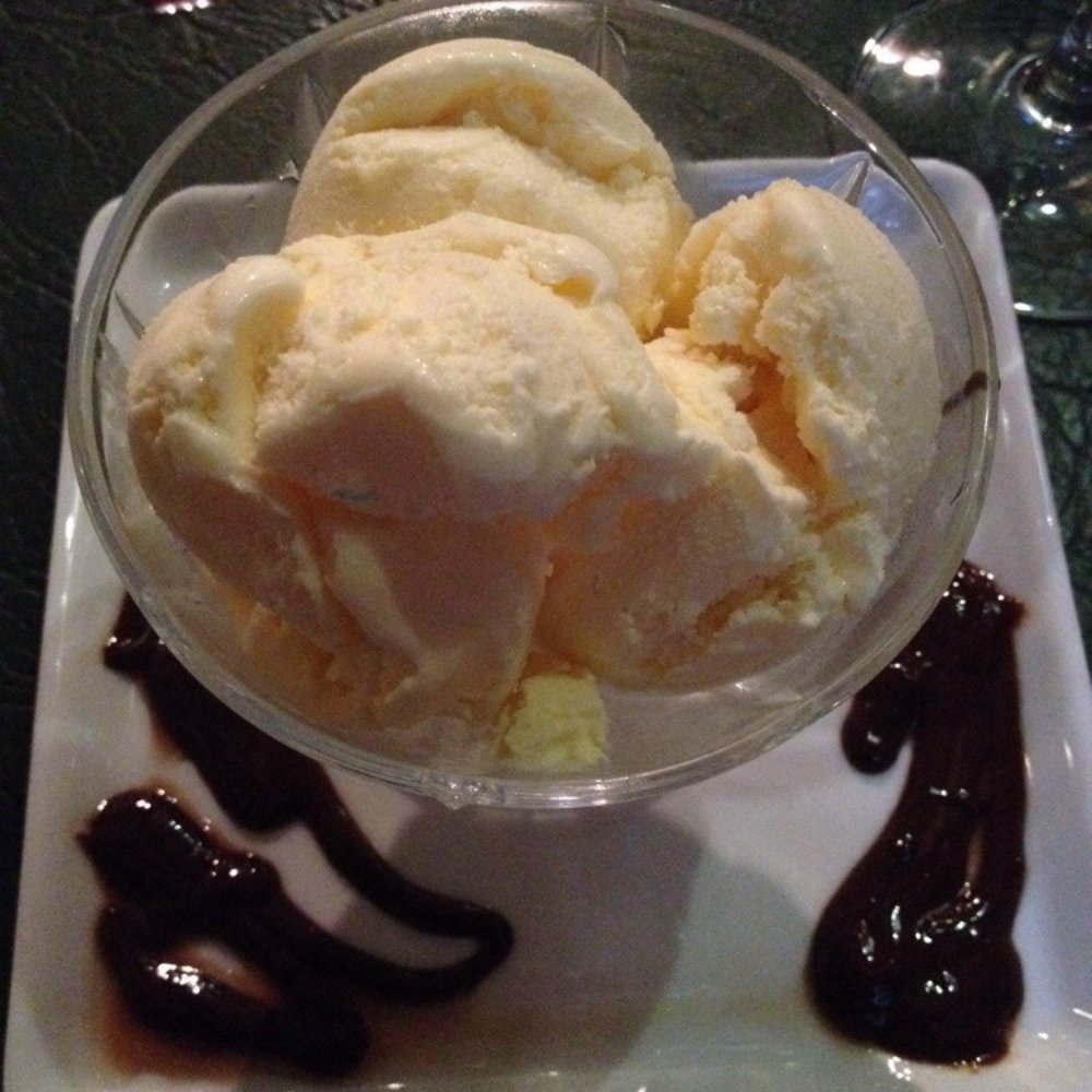 Bistrô Ouvidor - Fresh Vanilla gelato (tasted homemade) with a drizzle of chocolate sauce on the side - Desserts Near Me - Rio de Janeiro, RJ