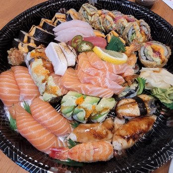 Hiroi Sushi - Medium Maki, Sushi & Sashimi Tray A - Sushi Bars Near Me - Mississauga, Ontario