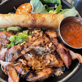 I Am Pho - Vermicelli with spring roll and chicken - Vietnamese Near Me - Montreal, Quebec I Am Pho - Vermicelli with spring roll and chicken - Vietnamese Near Me - Montreal, Quebec