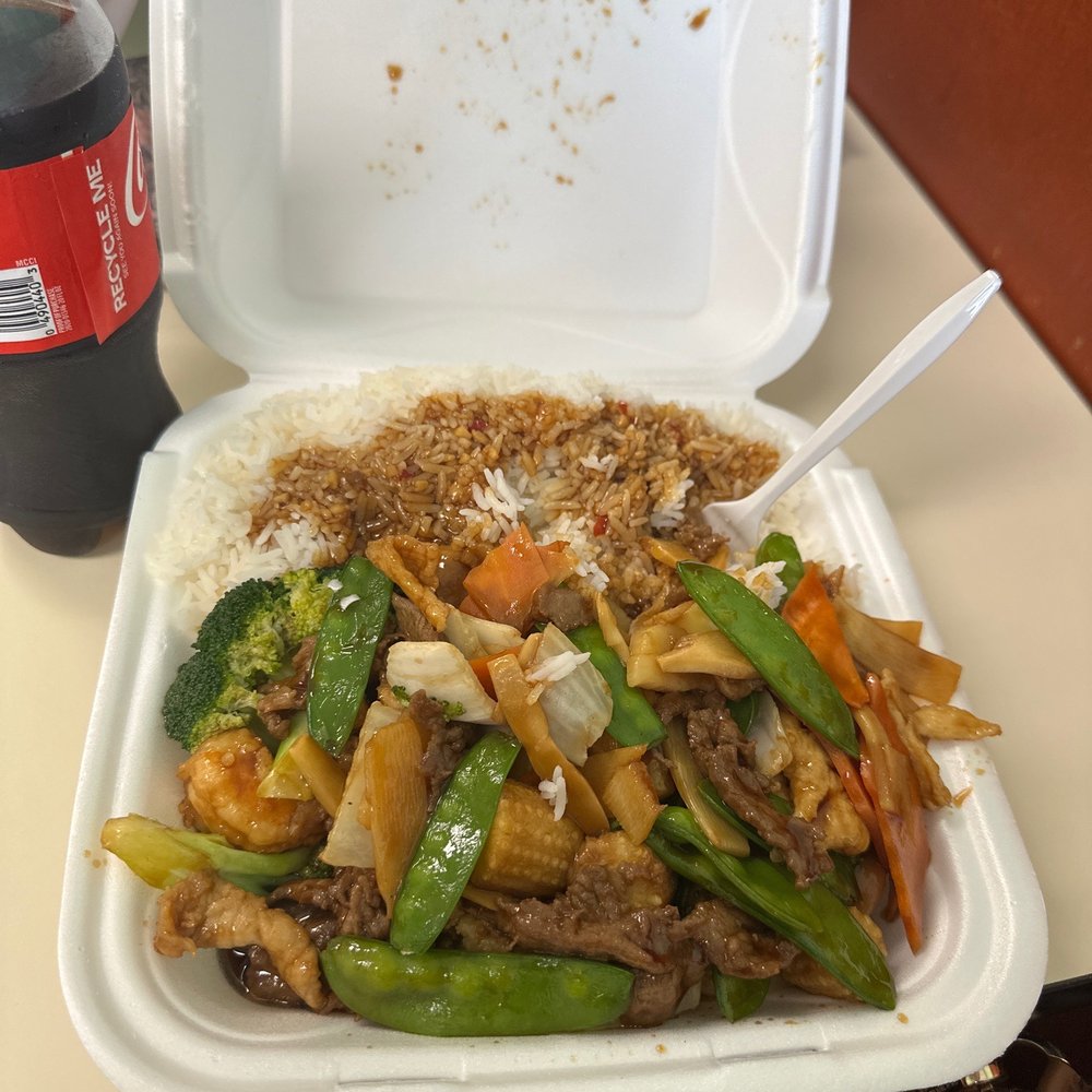 Happy Family with white rice and garlic sauce Happy Family with white rice and garlic sauce