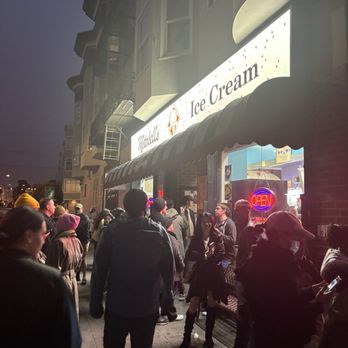 Mitchells Ice Cream - Outside crowd for Mitchells on a Friday night - Ice Cream & Frozen Yogurt Near Me - San Francisco, California